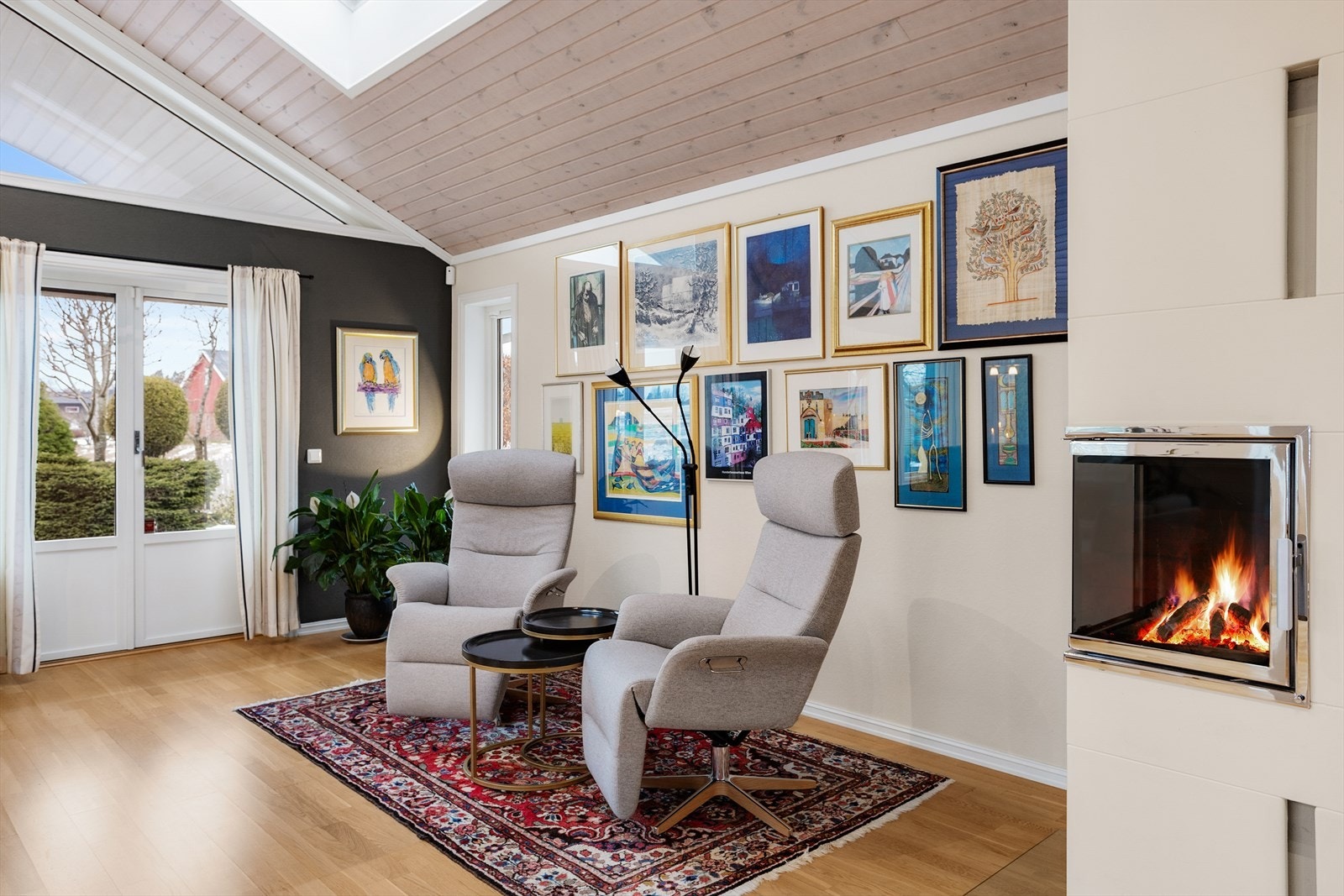 Peisovnen gir både god varme og en ekstra koselig atmosfære på kjølige dager Galleribilde