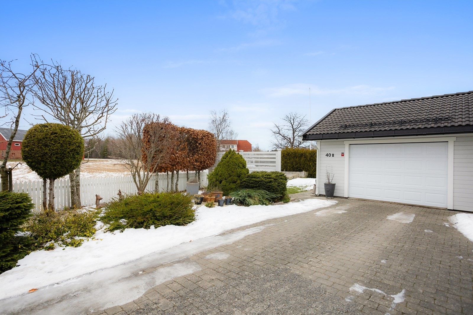 Elbillader er montert i garasje Galleribilde