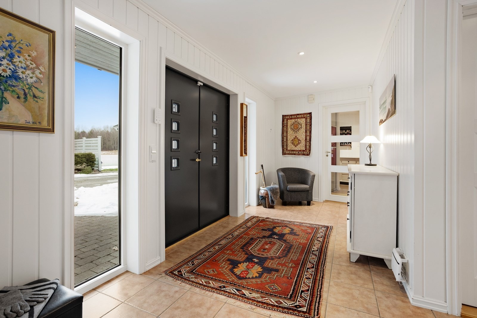 Innbydende entré med generøs oppbevaringsplass - komfortabelt plassert i boligens midtpunkt. Galleribilde