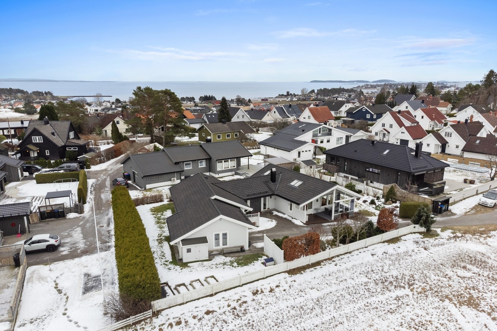 Boligen ligger i et rolig og etablert område på Ringshaug i Tønsberg. Galleribilde
