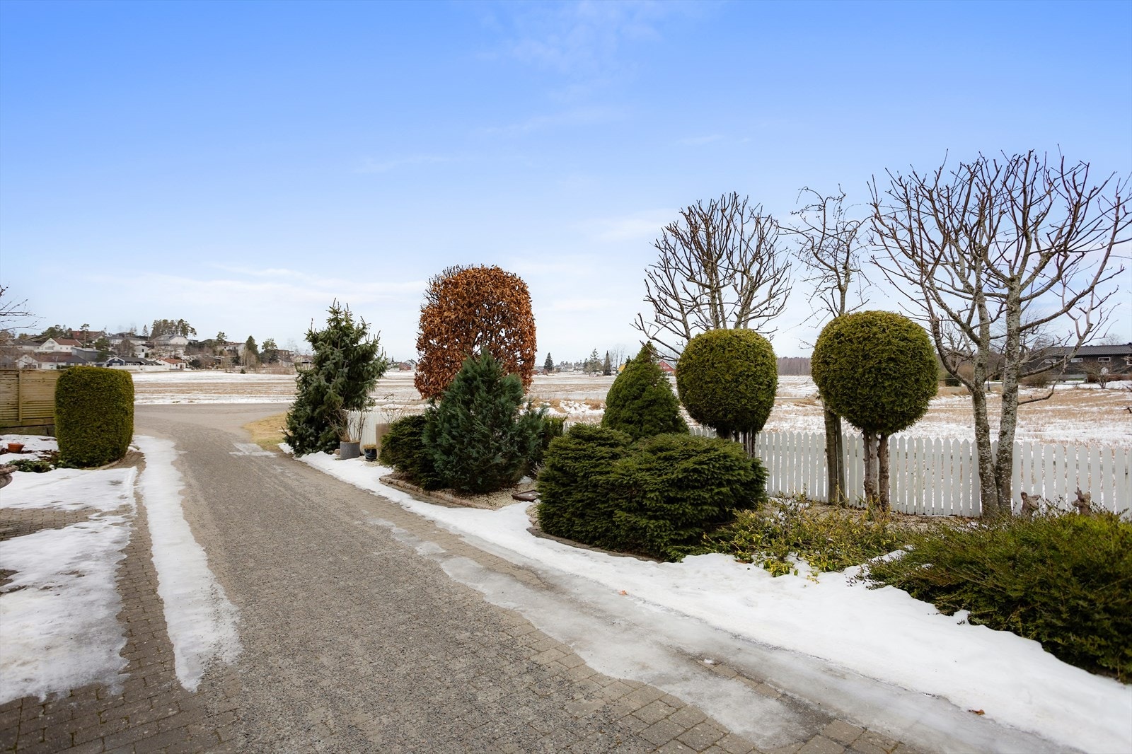 Flott beplantet innkjørsel til boligen Galleribilde