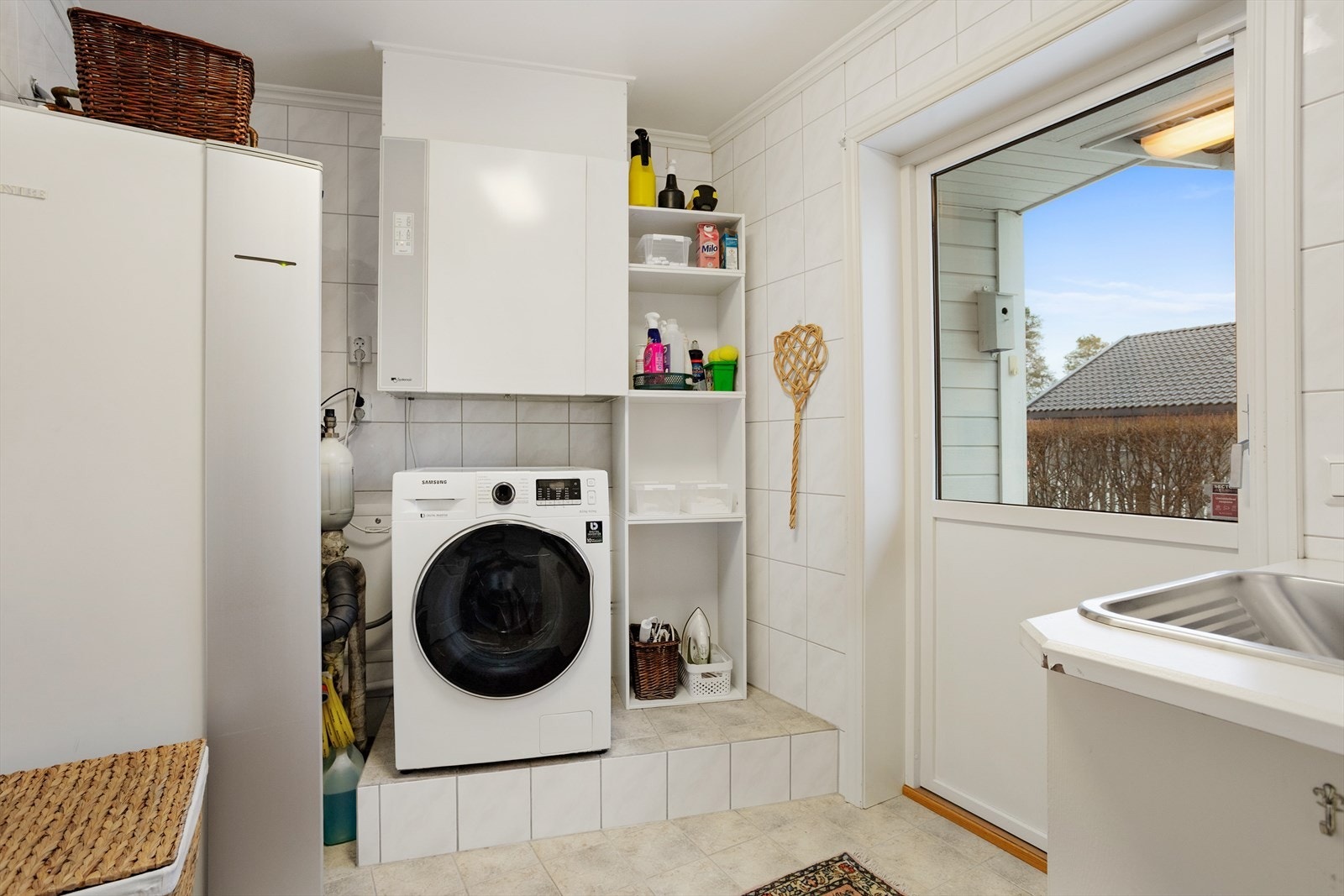 Vaskerom/ teknisk rom med en praktisk utgang til hage, perfekt for barnefamilier. Galleribilde