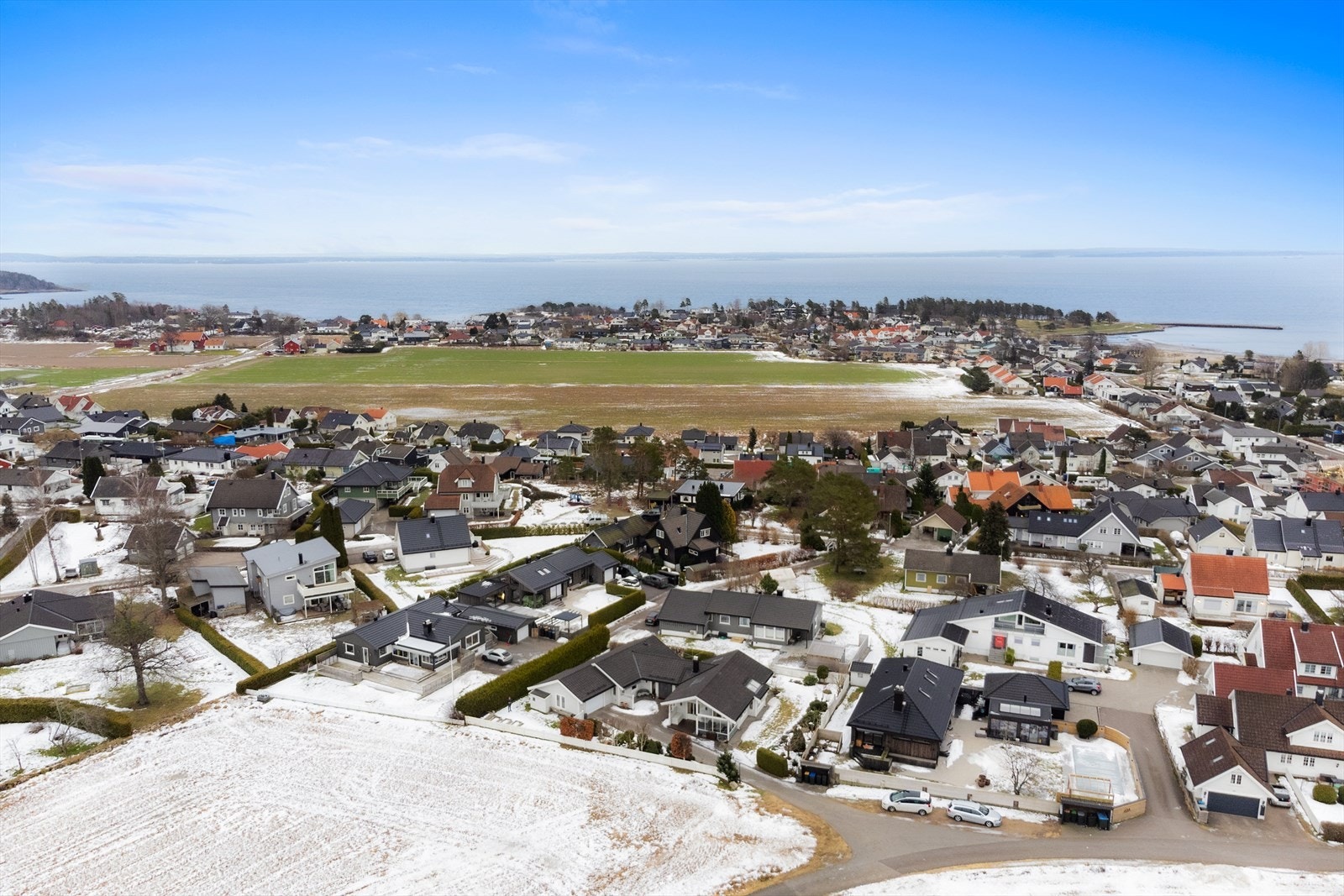 Her bor man nær flotte turområder og kort vei til sjøen, med populære Ringshaugstranda kun en liten rusletur unna. Det er kort avstand til Ringshaug skole, barnehager og daglige servicetilbud. Galleribilde