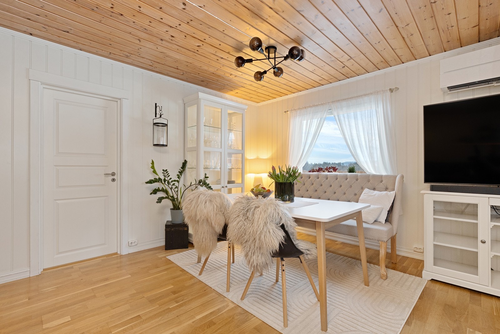 Spiseplassen er naturlig integrert med stuen, med panelvegger og eikeparkett. Galleribilde