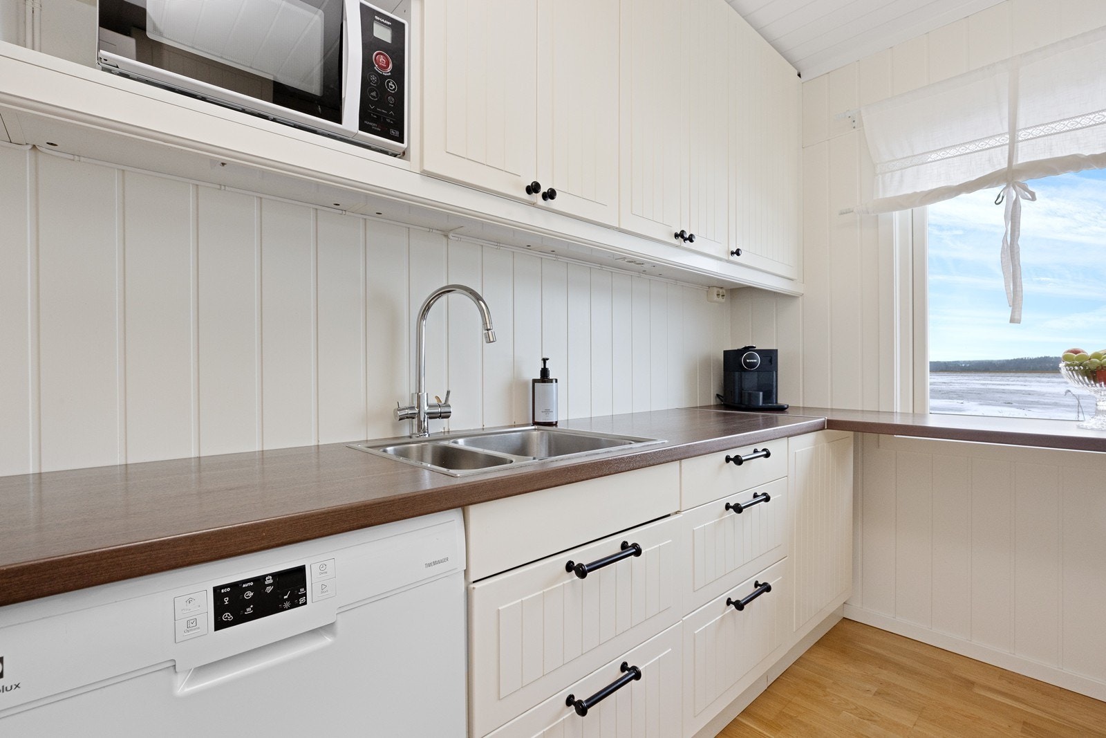 Kjøkkeet har lyse profilerte fronter og laminerte benkeplater. Galleribilde