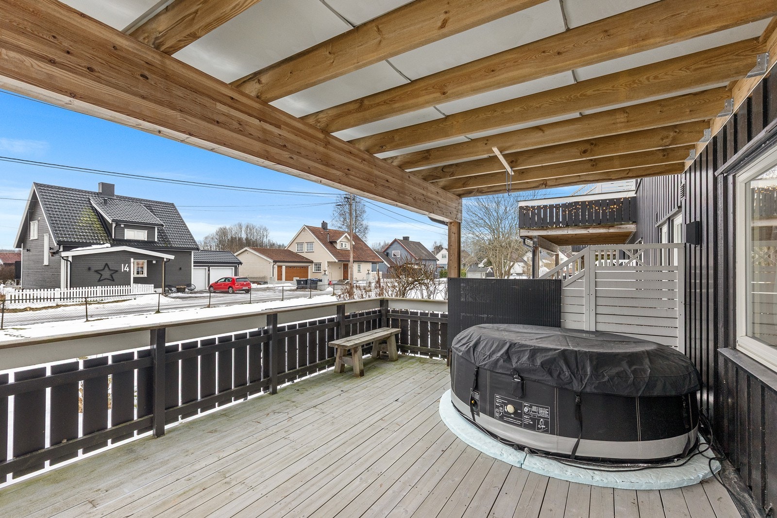 Verandaen har et overbygg som gir værbeskyttelse. Galleribilde