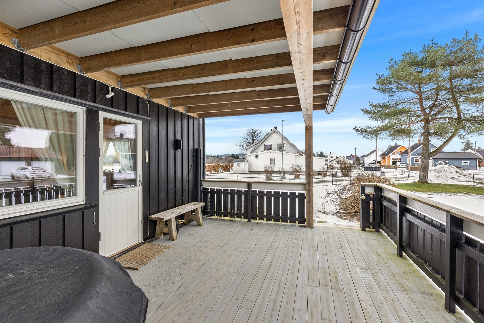 Verandaen har en praktisk utgang fra stuen, med god plass til møbler. Galleribilde