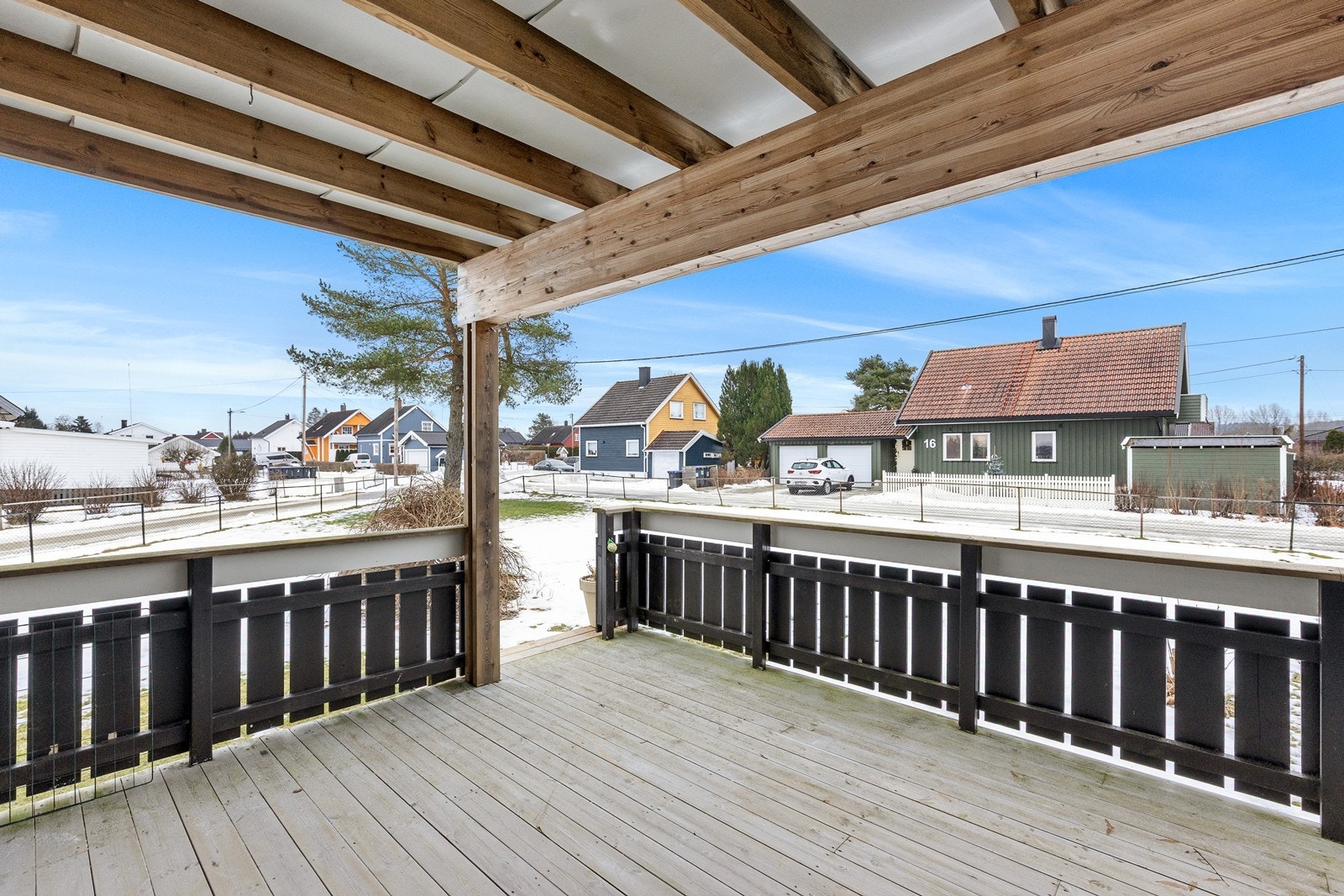 Verandaen i treverk gir god plass til utemøbler og avslapning. Galleribilde