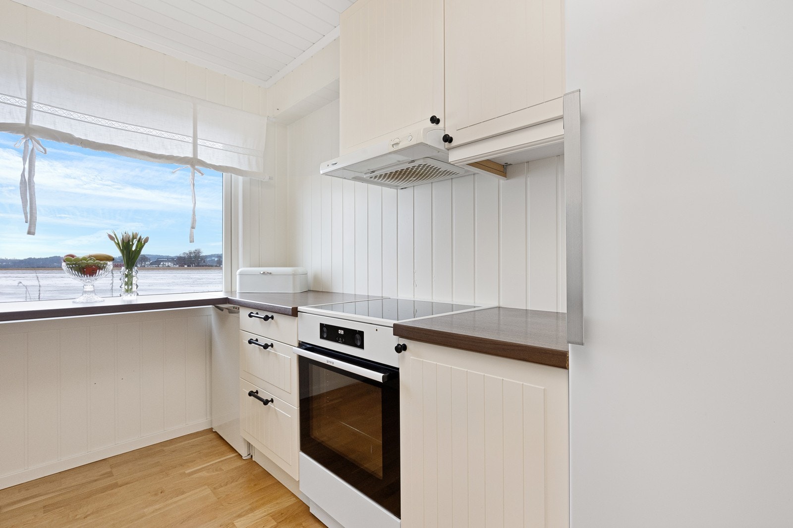 Ventilator med avtrekk ut sikrer god luftkvalitet under matlaging. Galleribilde