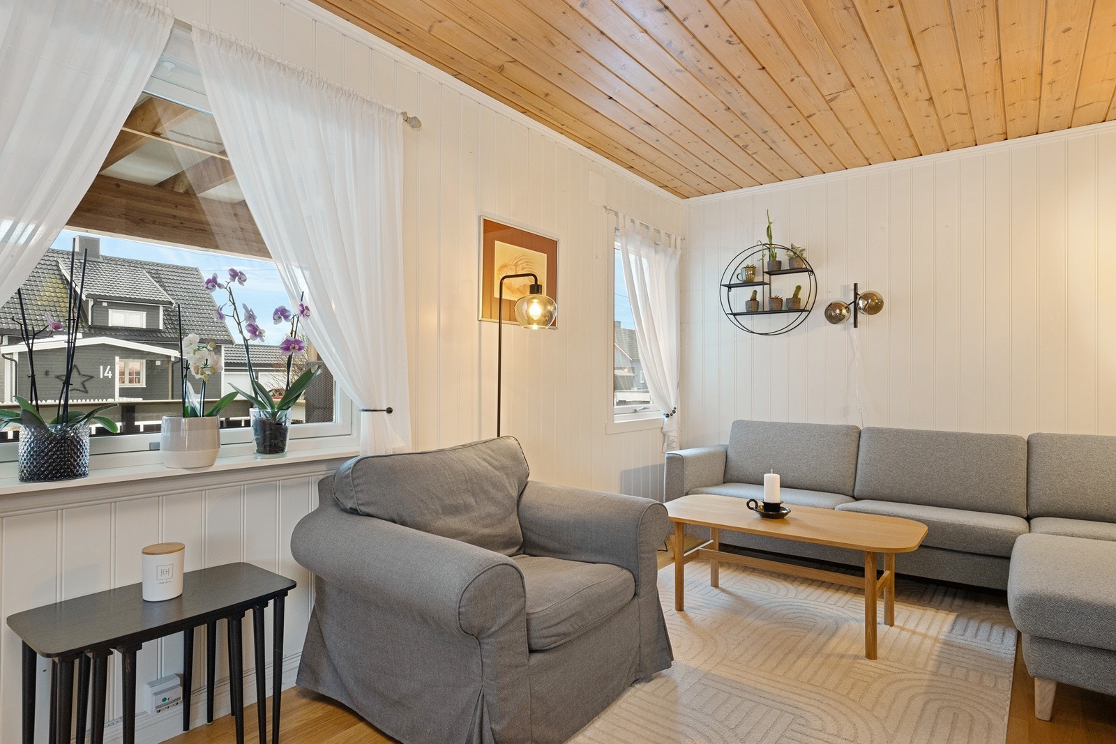 Store vinduer gir godt lysinnslipp i stuen. Galleribilde