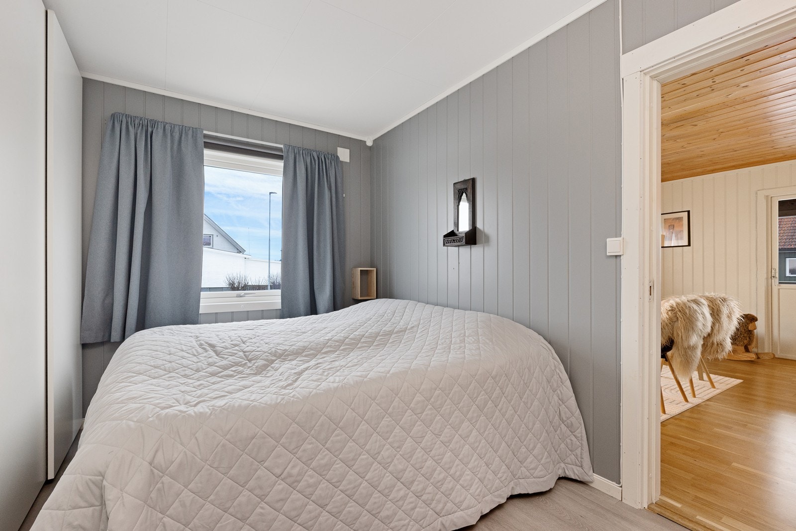 Skyvedørsgarderobe gir effektiv oppbevaring i hovedsoverommet. Galleribilde