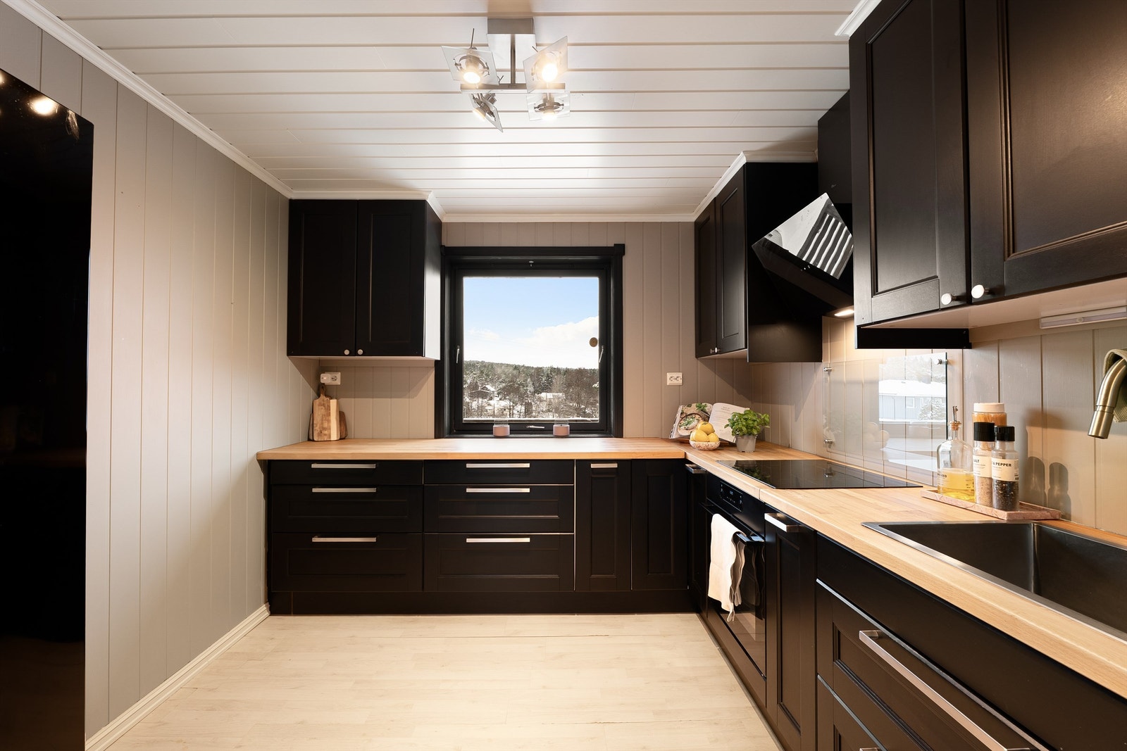 Gjennom kjøkkenvinduet sees flott utsikt mot Gressvikmarka. Galleribilde