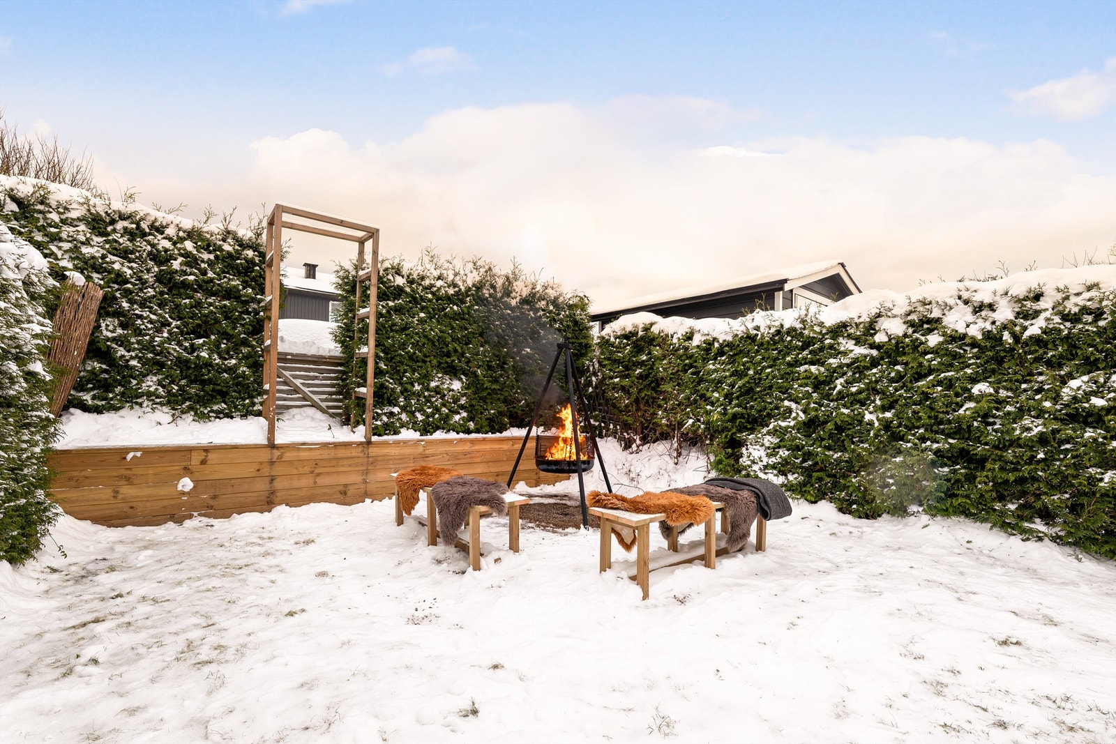 Tettvoksende hekk rundt hagen skjermer mot både vind og innsyn fra omgivelsene. Galleribilde