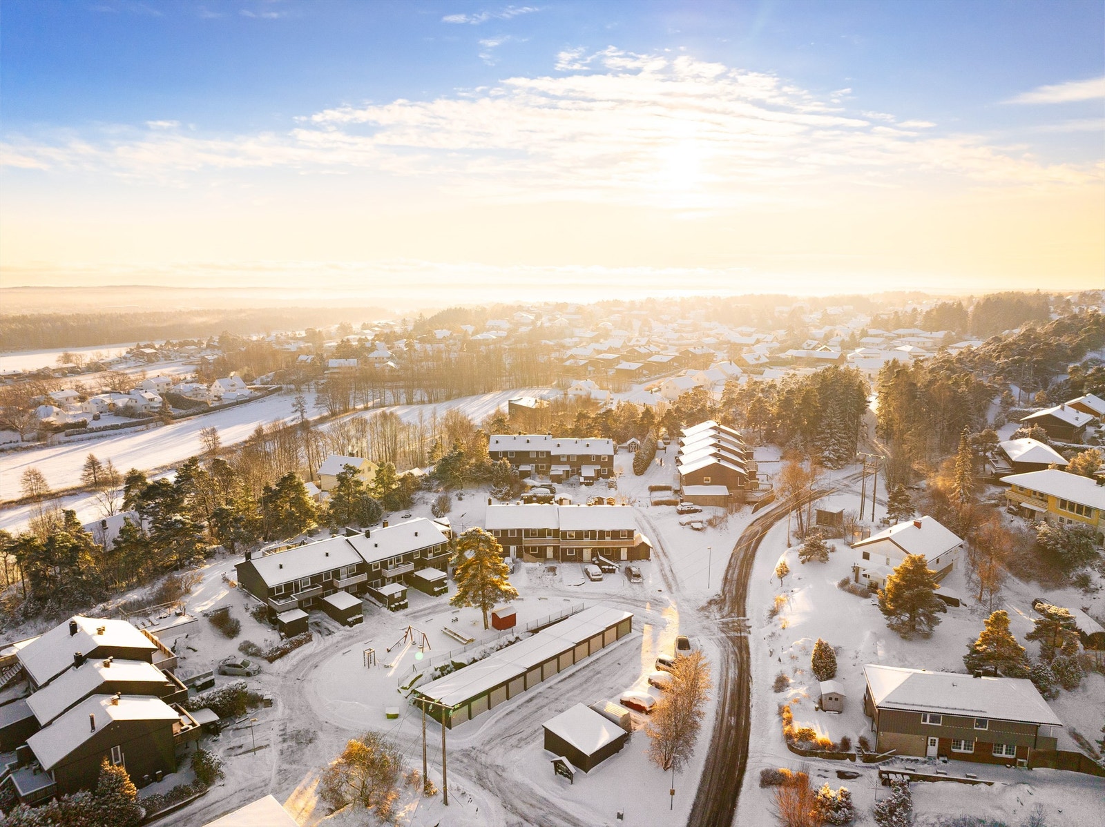 Nabolaget er meget familievennlig. Stor lekeplass ligger like utenfor og i skogholtene omkring er det spennende terreng for barna å utforske. Galleribilde