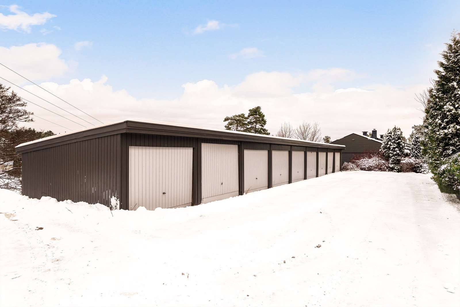 Boligen disponerer egen garasje i rekken lengst nord, like nedenfor. Galleribilde