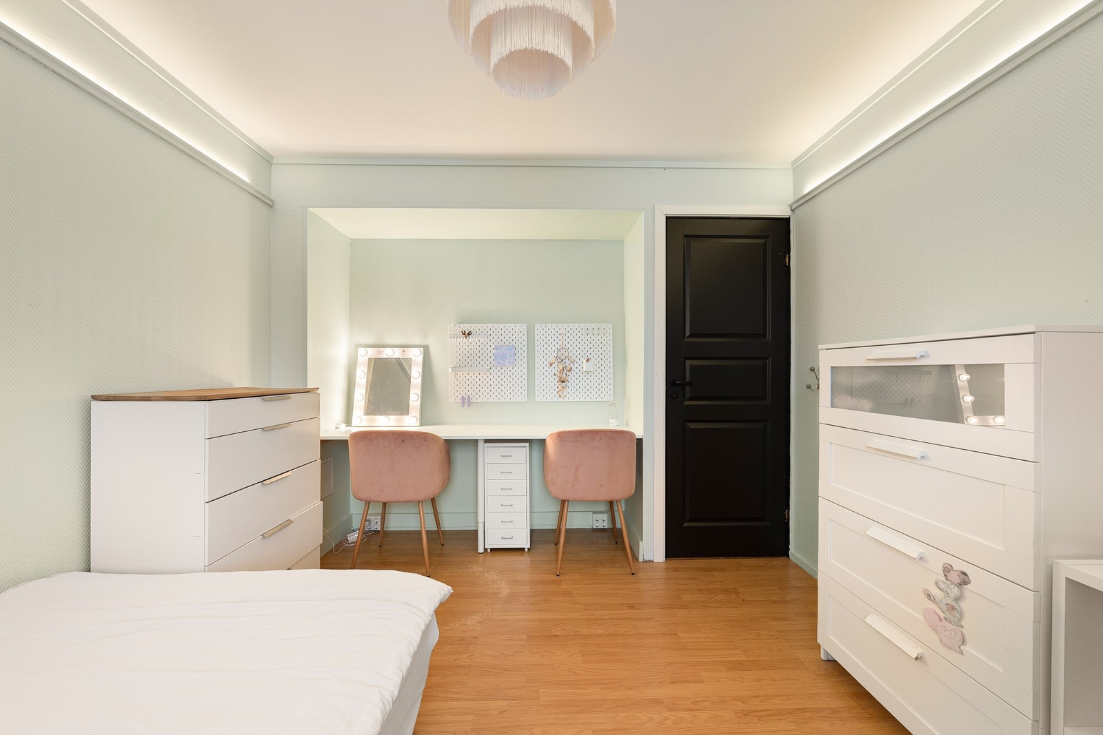 Nisjen innerst i soverommet kan også fylles ut med skap eller en skyvedørsgarderobe. Galleribilde