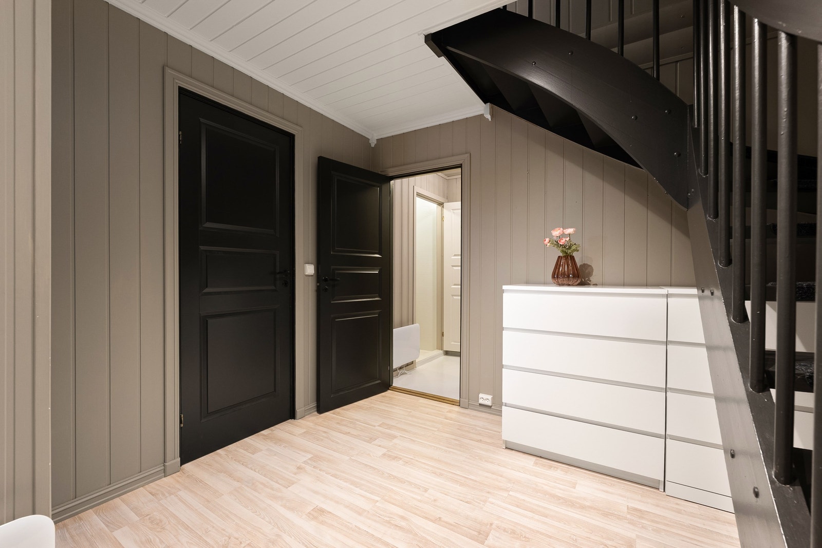 Nye formpressede innerdører ble montert samtidig med oppussing av overflatene. Galleribilde