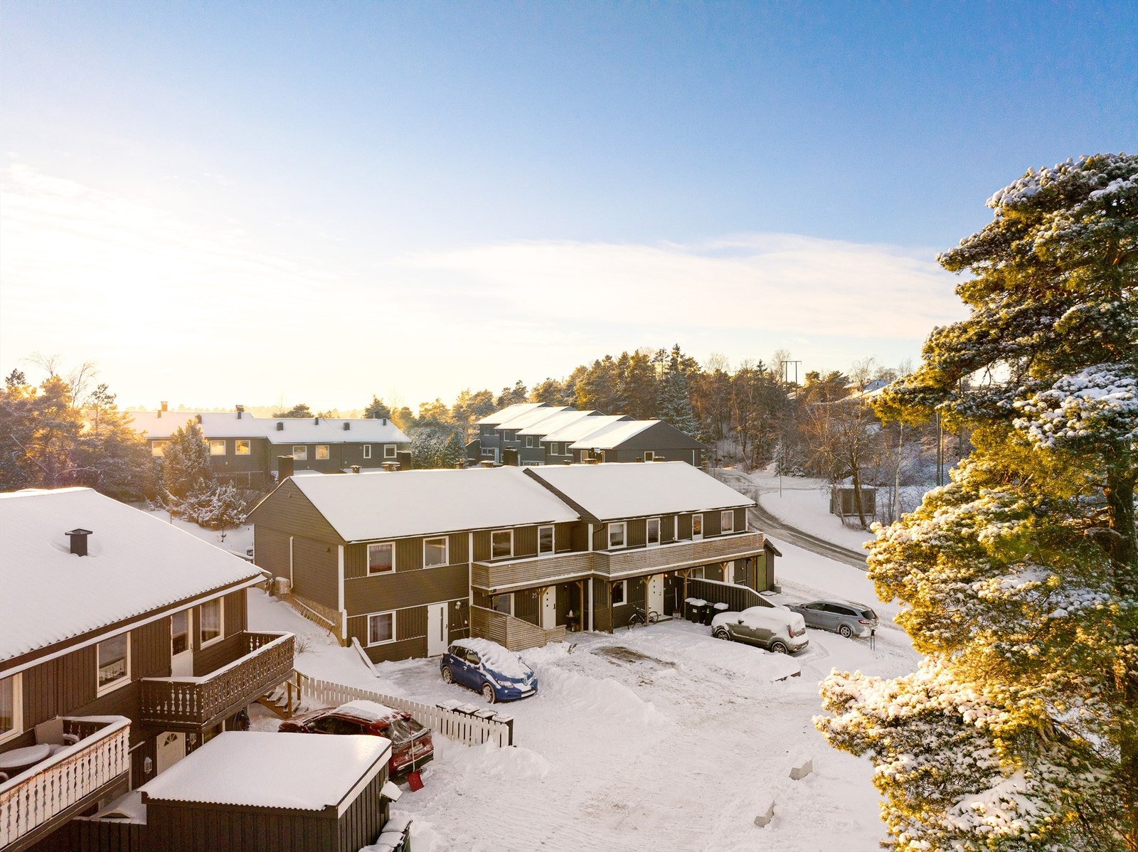 Rett foran inngangspartiet er det oppstillingsmulighet for to biler. Boligen disponerer også garasje få meter unna. Galleribilde
