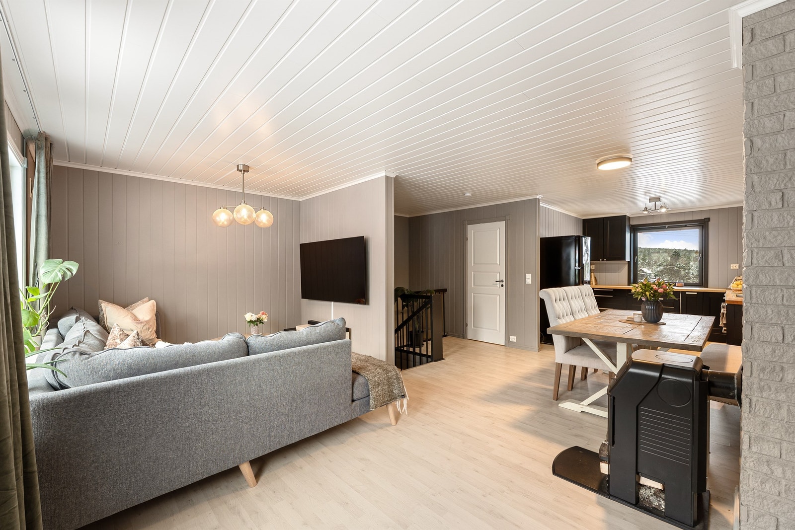 Alle rom er pusset opp i senere år. Flere ble samtidig oppgradert med nye overflater, deriblant stuen og kjøkkenet. Galleribilde