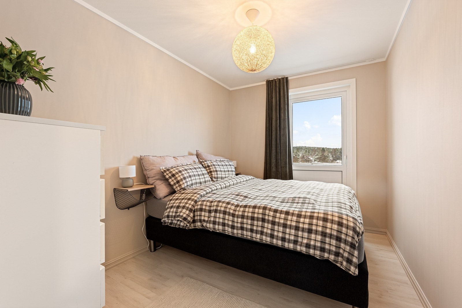 Ett soverom inngår i hver etasje. Dette er tilknyttet altanen over inngangspartiet. Balkongdøren er fra 2020 og i PVC. Galleribilde