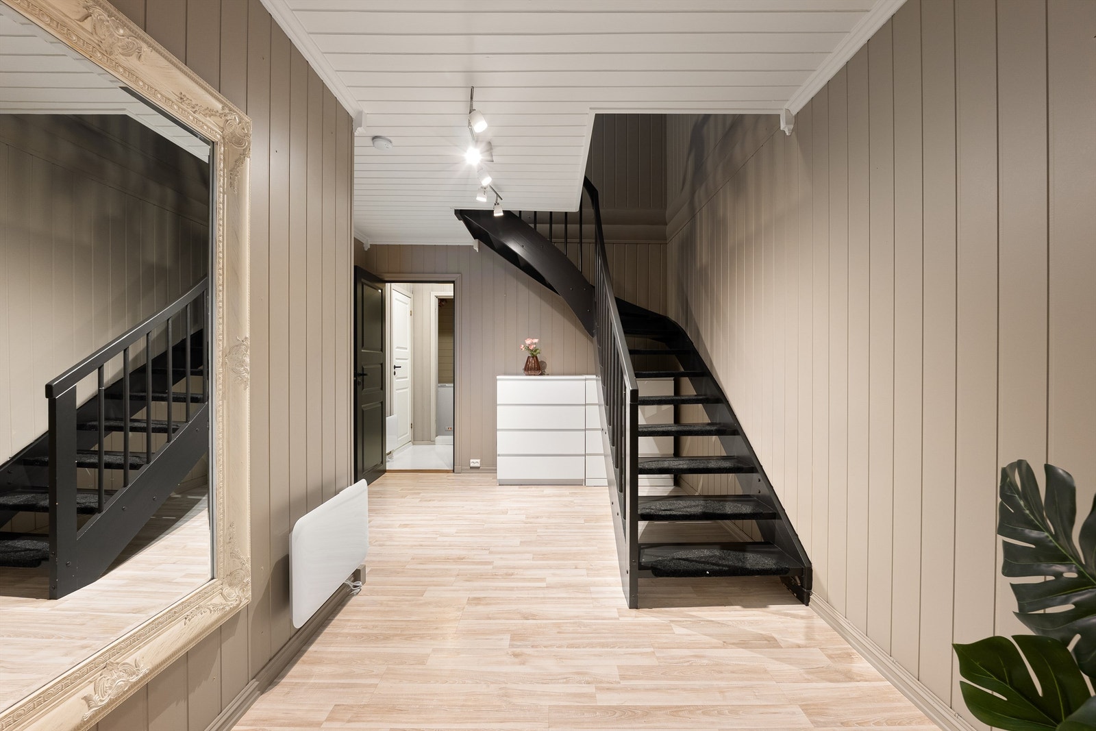 Tre romslige boder innerst i underetasjen har til sammen meget gode lagringsmuligheter for stort og smått. Galleribilde