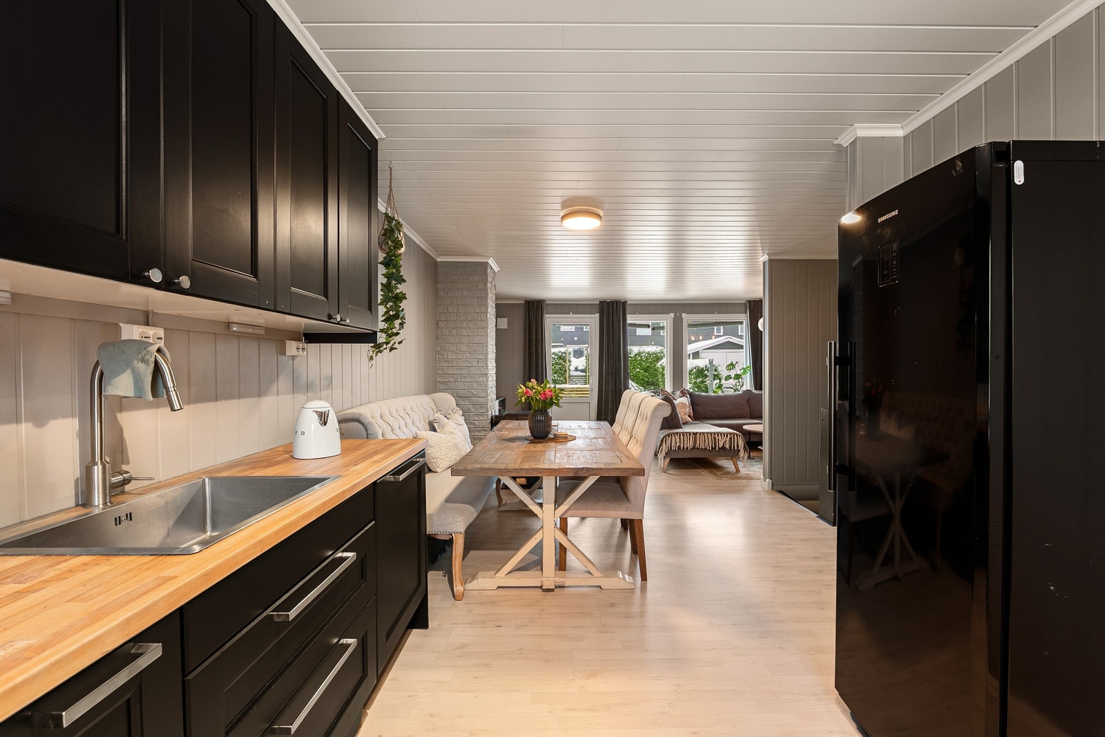 Av hvitevarer på kjøkkenet kan også frittstående kjøleskap medfølge, i tillegg til de integrerte. Galleribilde