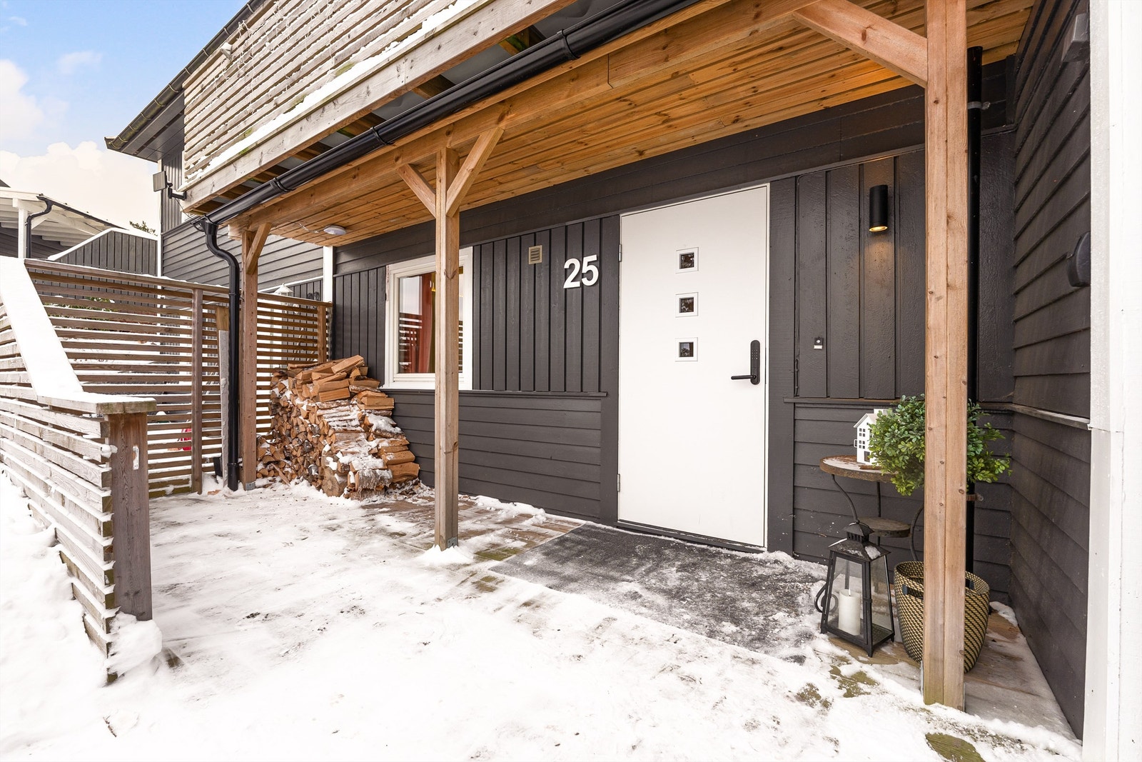 På inngangssiden kan du få med deg kveldssolen sommerstid. Ny platting og altan ble oppført rundt 2020. Galleribilde