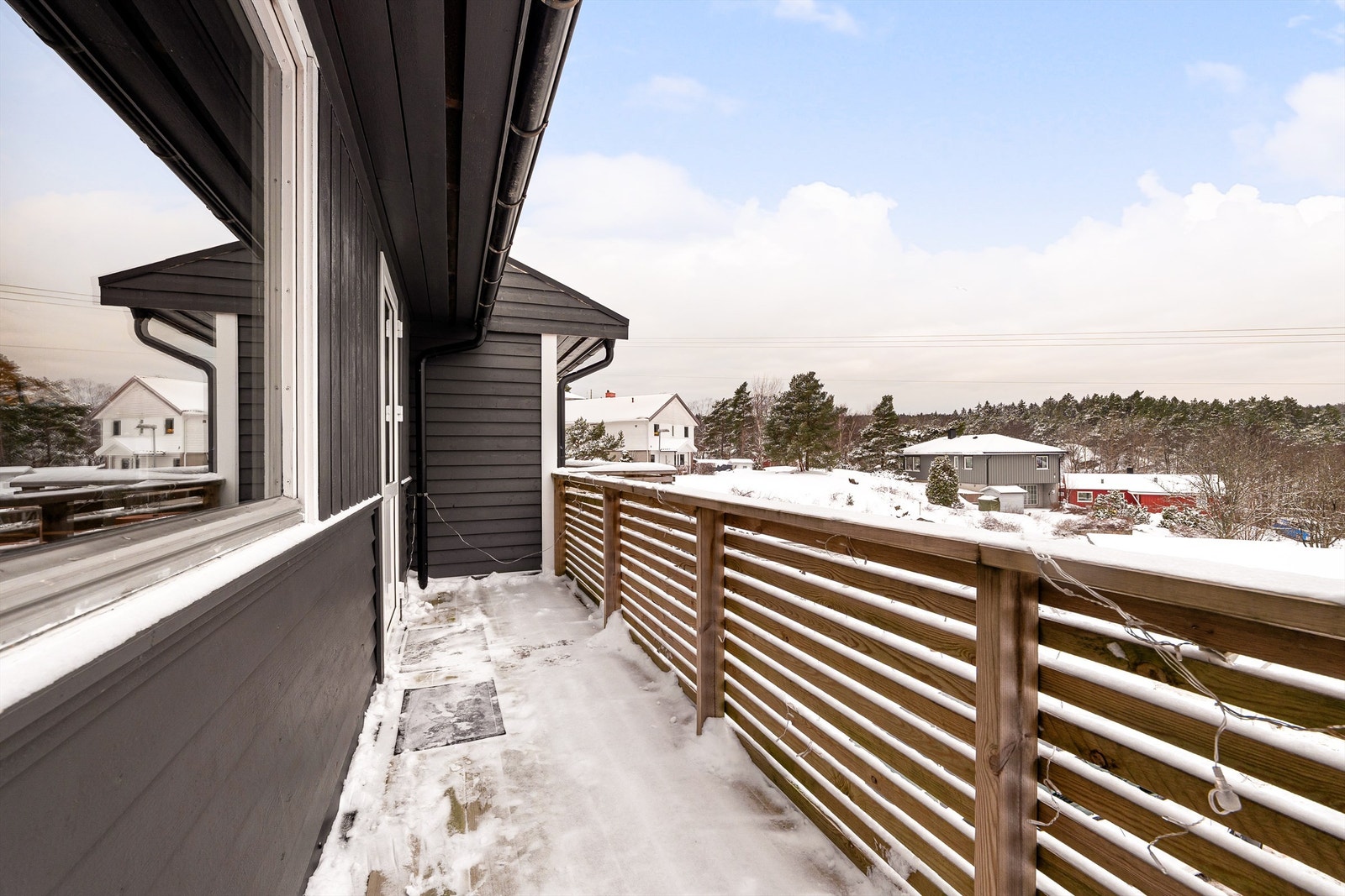 På altanen over inngangspartiet er kveldssolen nærmest helt til den går ned i nord-vest midtsommers. Her sees også et fint utsyn i nordlig retning. Galleribilde