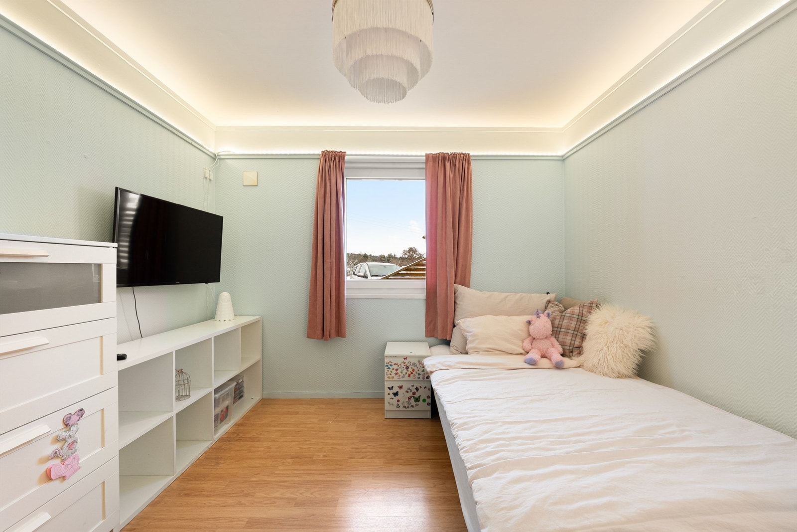 Soverommet i underetasjen er boligens største og benyttes i dag som et dedikert barnerom. Galleribilde