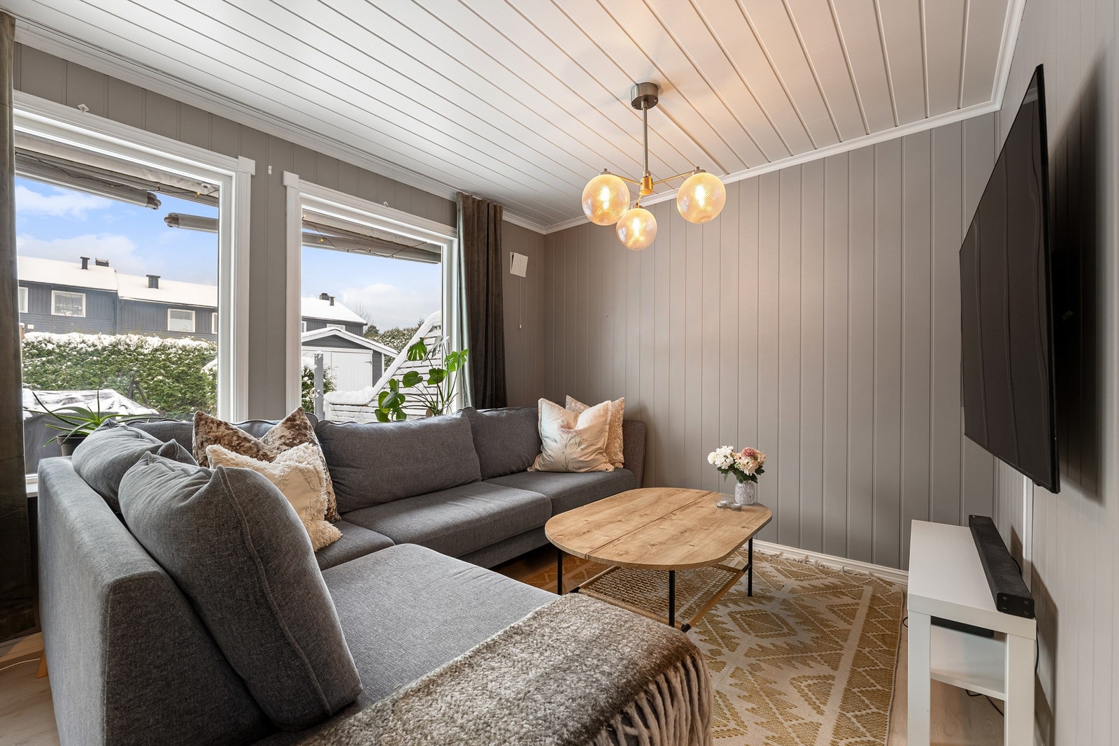 Vindusrekke mot syd gir gode sol- og lysforhold i stuen. Vinduene er fra 2012, terrassedøren fra 2018. Galleribilde