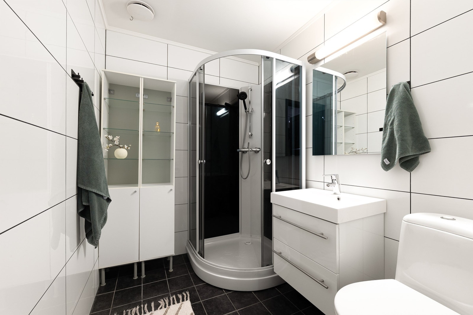 Badet ble trolig oppgradert tidlig på 2010-tallet og er i dag noe brukspreget, men funksjonelt. I gulvet er det elektrisk varme. Galleribilde