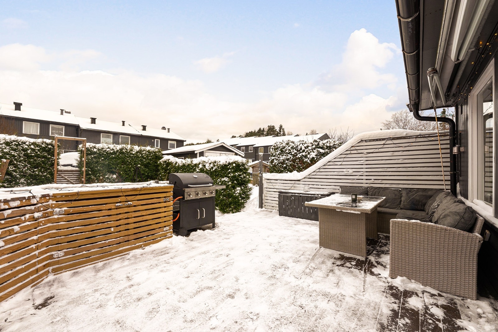 Solforholdene er meget gode. Sommerstid er både terrassen og hagen solfylt dagen gjennom. Galleribilde