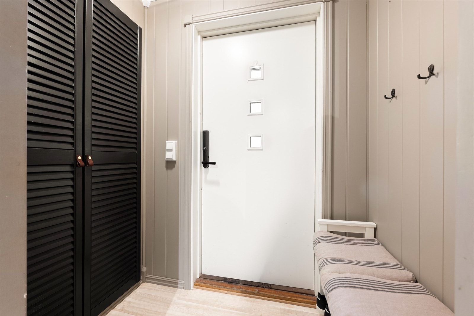 Elektronisk kodelås på inngangsdøren gjør nøkler overflødige. Galleribilde