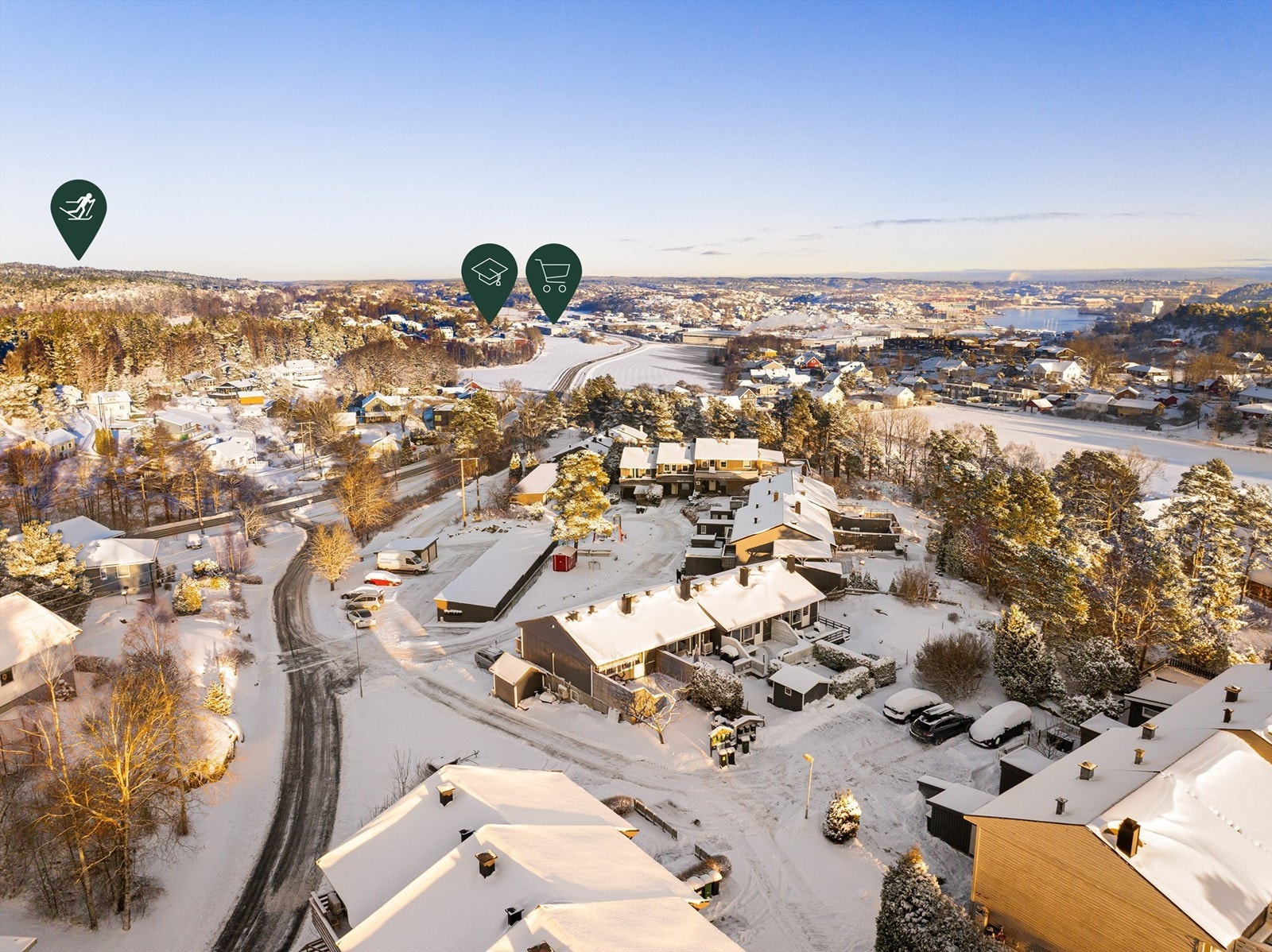 Fra Rødfaret er det kort avstand til både barnehage, skole og dagligvareforretninger. Gratis byferge kjører fra Ålekilen til byen på få minutter. Galleribilde