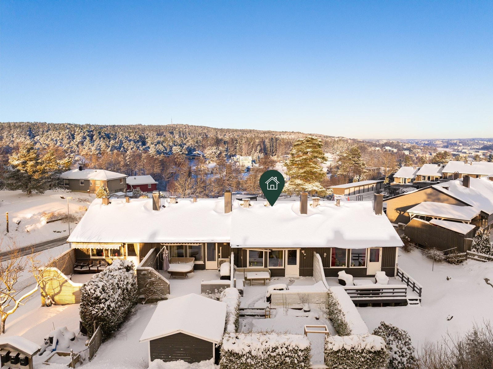 Boligen ligger høyt og tilbaketrukket i rolige omgivelser på Rød - i gangavstand fra barneskolen.
Fotograf; Kristoffer Kristiansen. Galleribilde