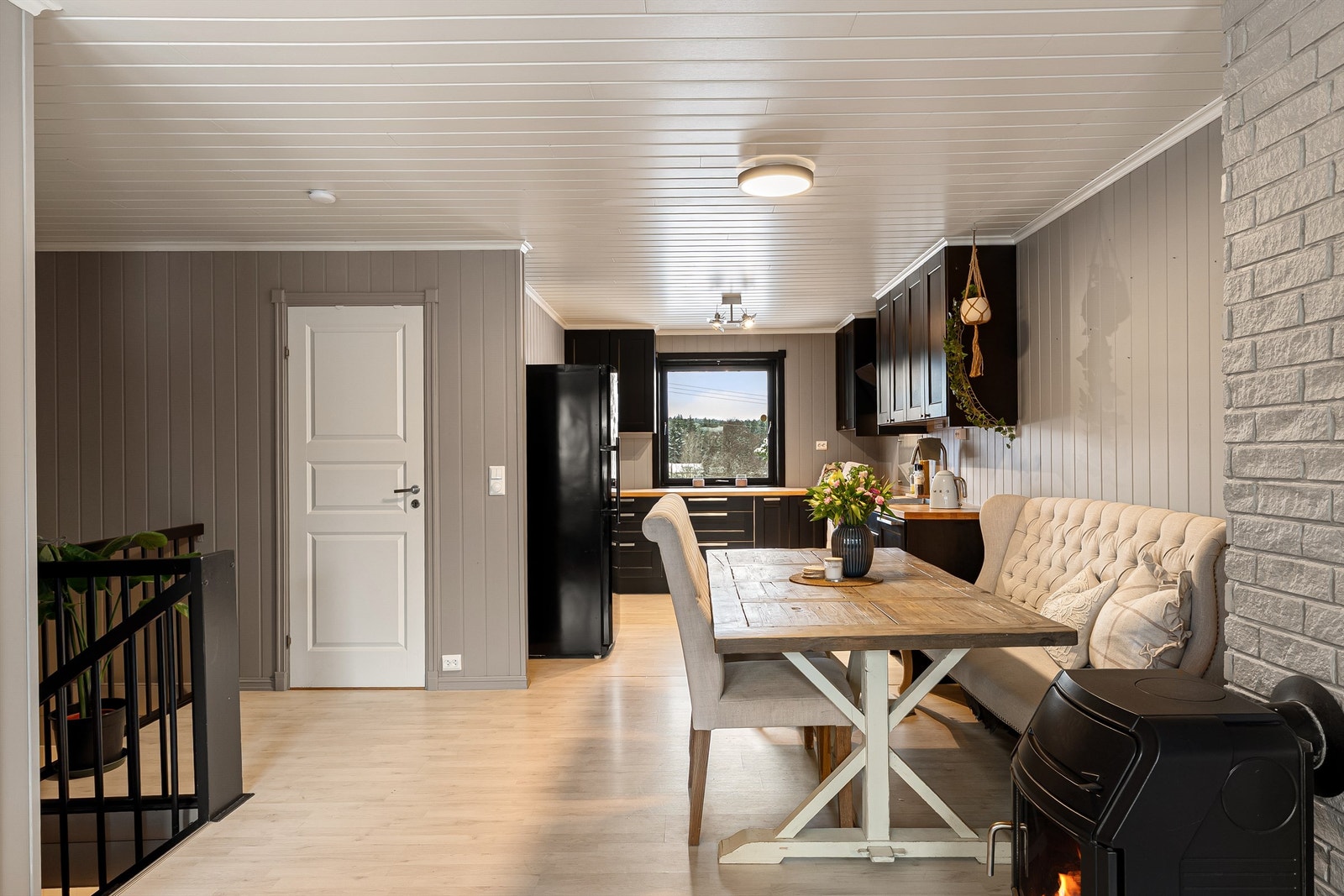 Kjøkkenet ble samtidig med oppussing av etasjen både åpnet mot stuen og oppgradert med helt ny innredning. Galleribilde