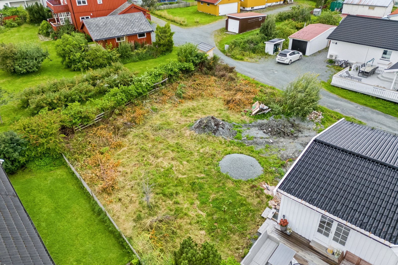 Tomt C/D måler 365 kvm, og rammetillatelsens tegninger viser enebolig over to etasjer med utleiedel og garasje. Galleribilde