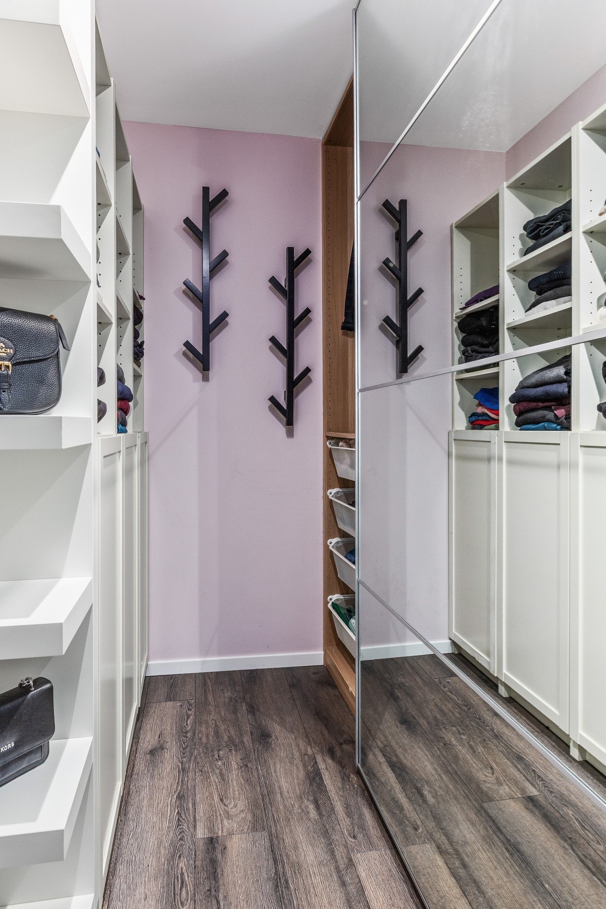 Selger opplyser at garderobeskap tas med ved flytting, med unntak av ett brunt skap med skuffer som står i garderoberom/bod og som medfølger. Galleribilde