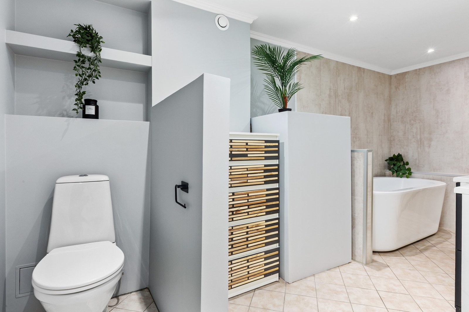 Badet er praktisk tilrettelagt for hverdagen, med dusjløsning for effektive morgener - og et innbydende badekar som gir rom for rolige kvelder og en avslappende stund når du ønsker litt ekstra velvære. Galleribilde