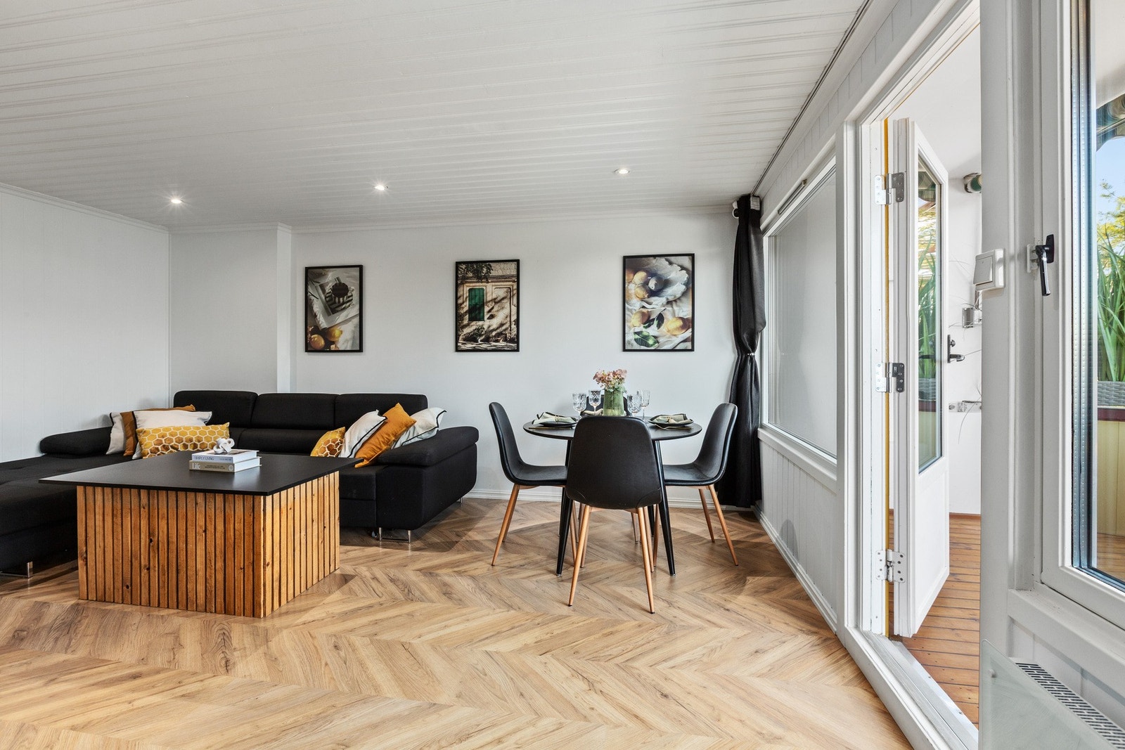 Fra stuen er det utgang til en romslig balkong/uteplass. Galleribilde