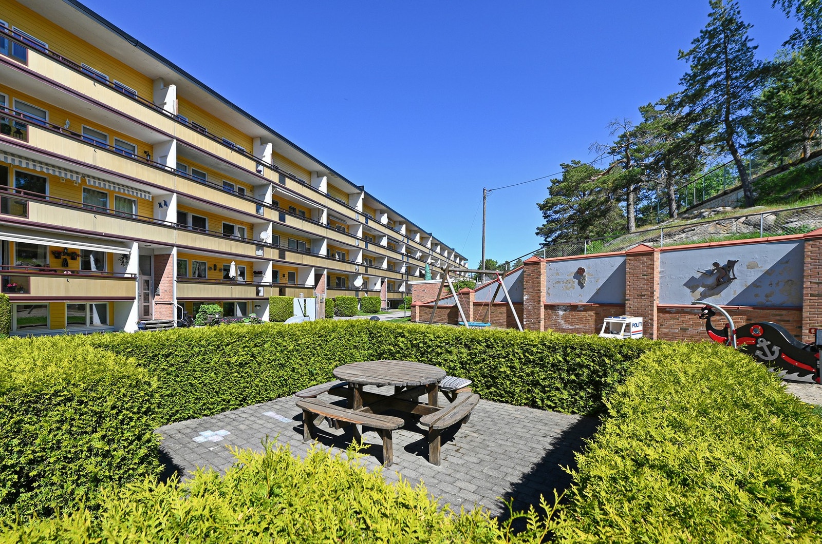 Leiligheten ligger i 1. underetasje i en boligblokk opprinnelig oppført i 1970, og har en god og innholdsrik planløsning som utnytter arealene på en praktisk måte. Galleribilde