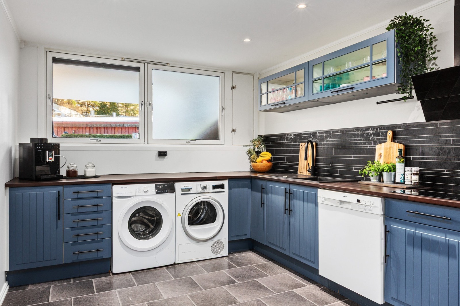 Selve kjøkkenløsningen er lagt opp med praktiske plasseringer som gjør rommet effektivt i bruk. Galleribilde