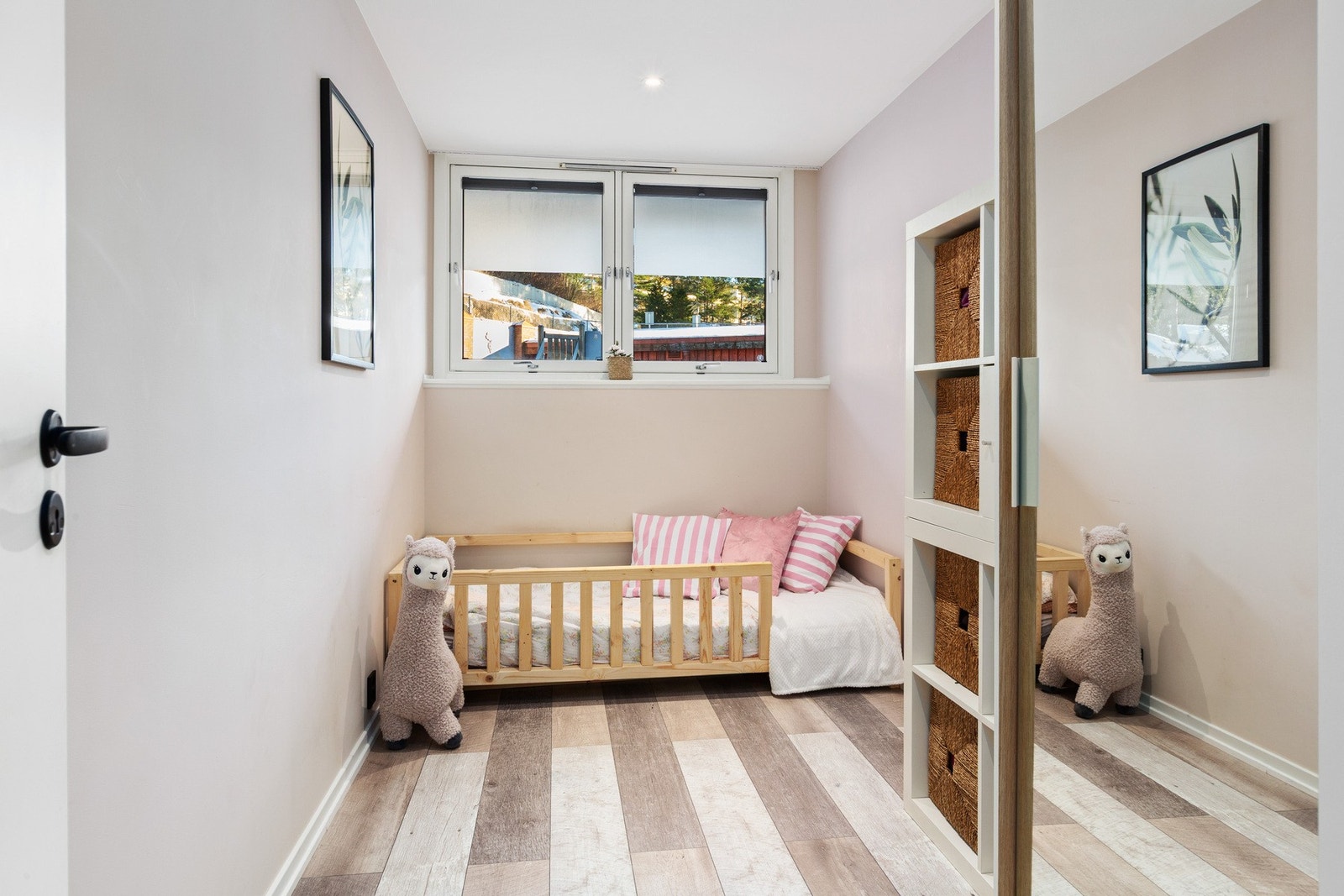 Leilighetens romløsning gir fleksibilitet som mange setter pris på - enten du ønsker en egen arbeidsplass hjemme, ekstra lagring eller en mer tilpasset garderobeløsning. Galleribilde