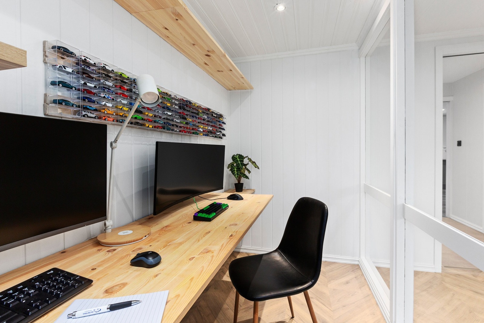 Nåværende eier har bygget kontorvegg, med vinduer, mot stue. Galleribilde