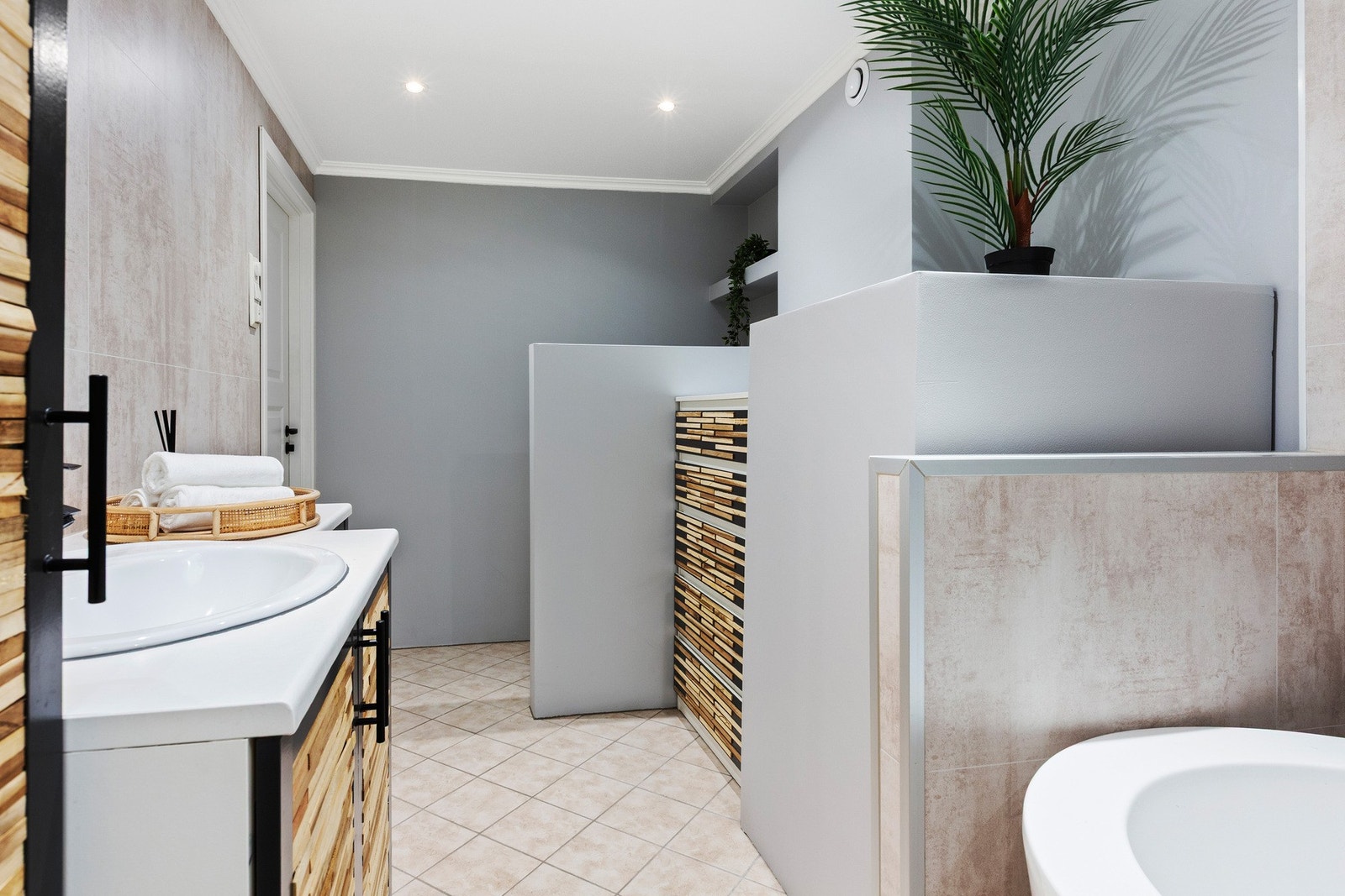 Rommet er av ukjent alder og er innredet med servant i innredning, gulvfestet toalett, badekar samt dusjhjørne. Galleribilde