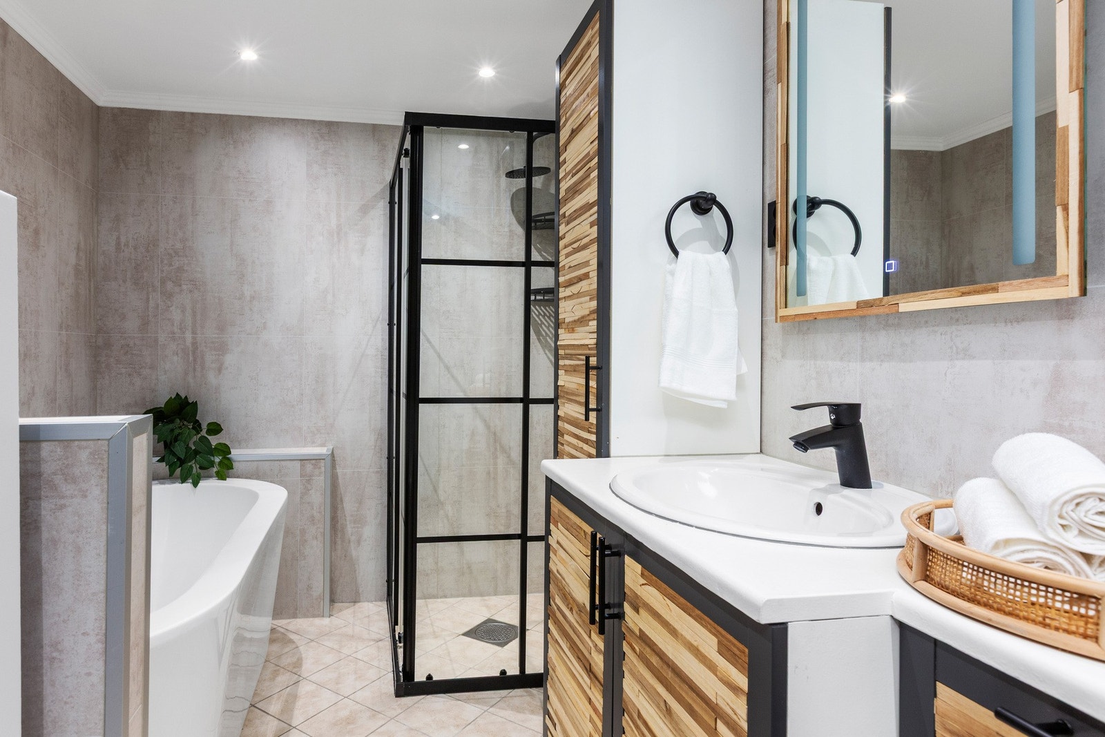 Selger opplyser å ha monterte baderomsplater, malt vegger og montert gipsplater i taket. De har også montert ny servant og dusjvegg. Galleribilde