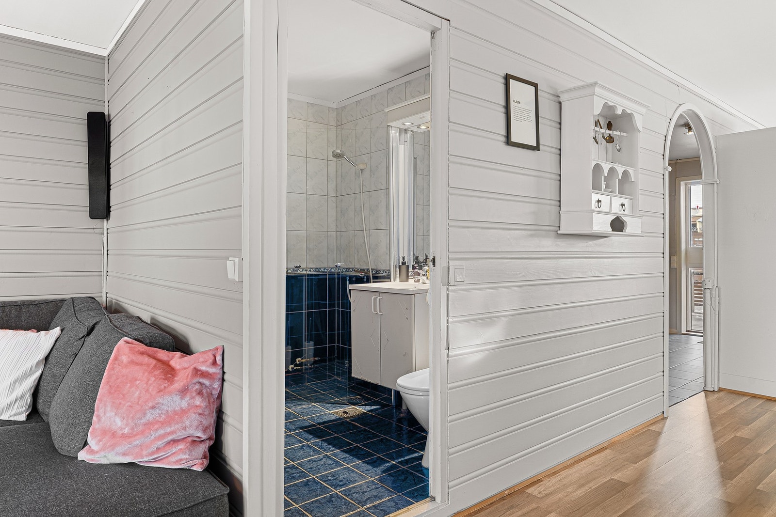 Baderom 1.etasje ved stue/kjøkken. Galleribilde