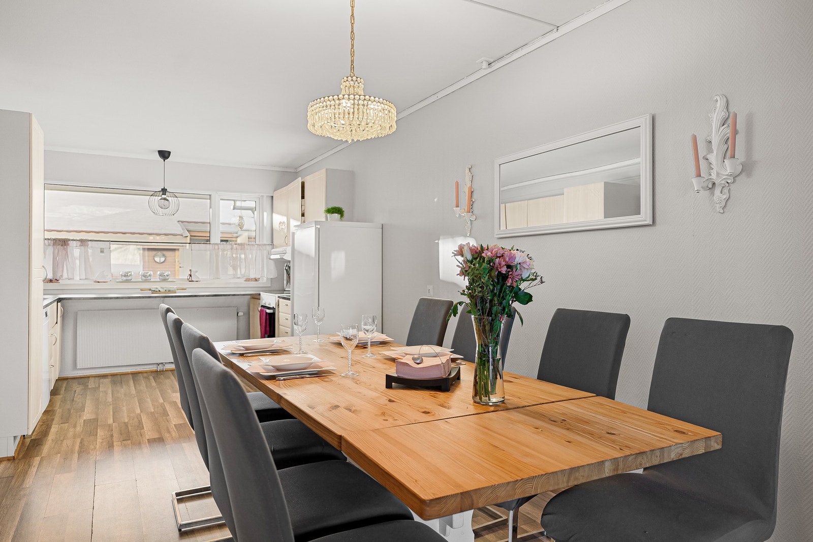 God plass til spisegruppe i skille mellom stue og kjøkken. Galleribilde