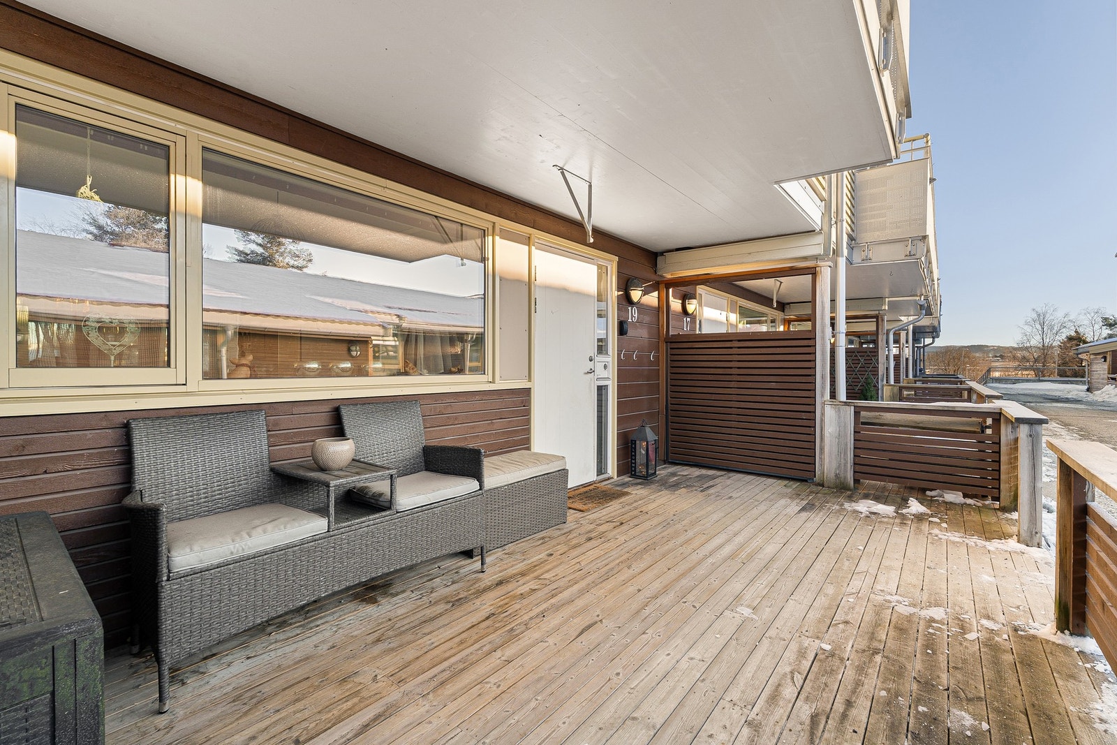 Romslig terrasse ved inngangspartiet på 15,2m² med gode solforhold. Galleribilde