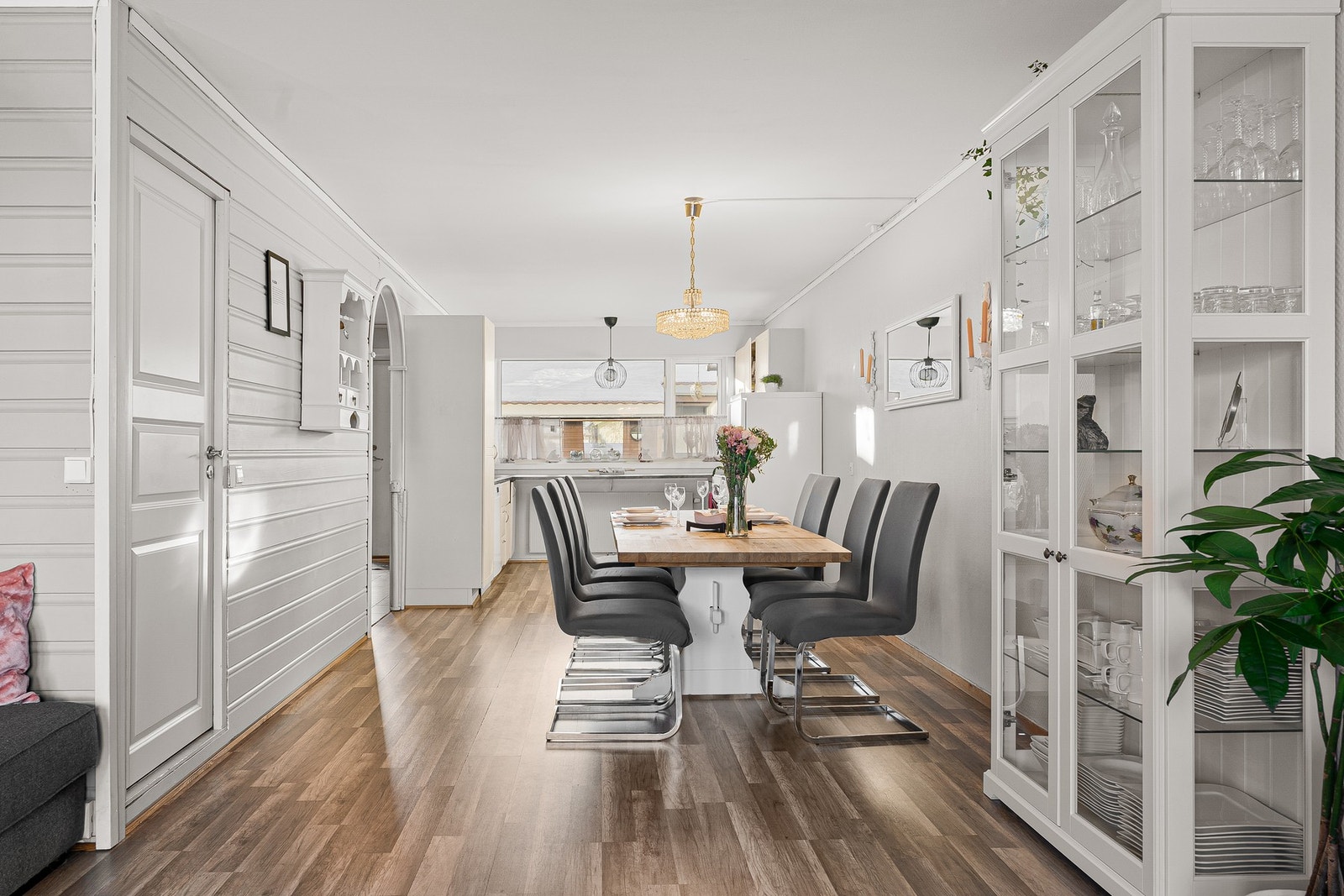 På stuen er det god plass til et romslig spisebord til hyggelige sammenkomster. Galleribilde